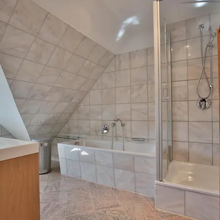 Strandallee 150a 3 アパート